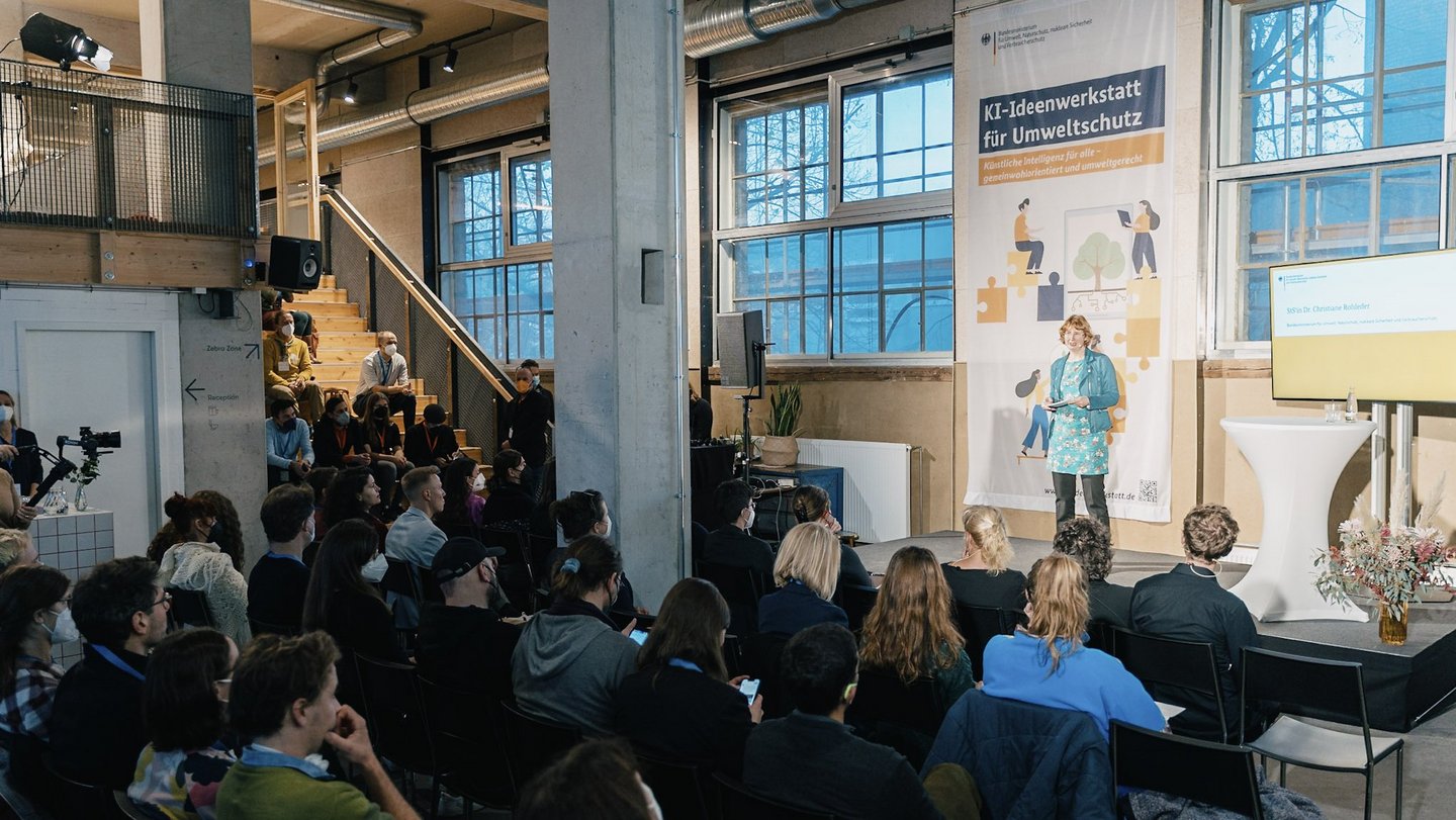 Staatssekretärin Dr. Christiane Rohleder hält eine Keynote zur Eröffnung der KI-Ideenwerkstatt.