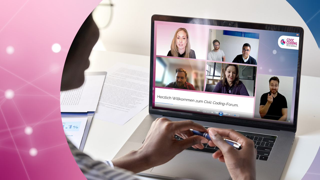 Eine Person hält einen Stift und schaut auf einen Laptop-Bildschirm, auf dem ein virtuelles Meeting mit sechs Teilnehmern angezeigt wird. Auf dem Bildschirm steht der Text Herzlich Willkommen zum Civic Coding-Forum. Es gibt einen Farbverlauf-Hintergrund mit abstrakten Netzwerkgrafiken.