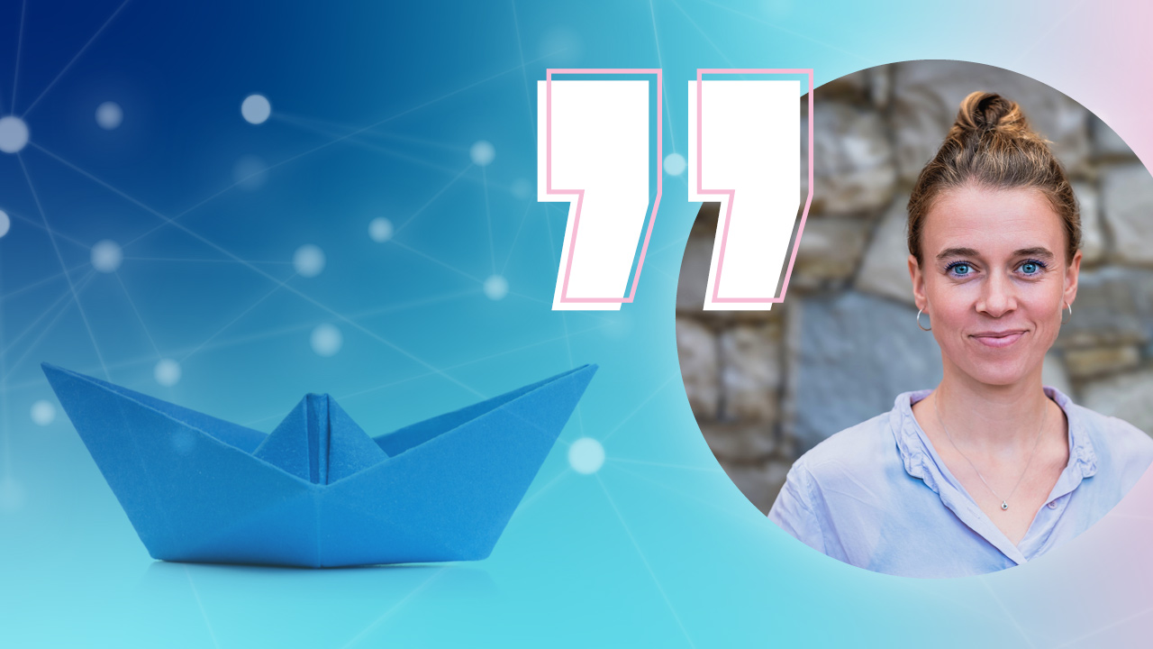 Auf der rechten Seite Foto der Interviewpartnerin Laura Heym von der Civic Coding-Geschäftsstelle, daneben große Anführungszeichen und links ein Boot aus blauem Origami-Papier, vor einem blau-rosa Hintergrund mit Farbverlauf und abstrakten verbundenen weißen Punkten, die einem digitalen Netzwerk ähneln.