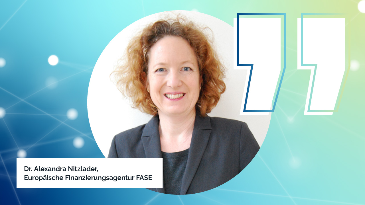 Foto der Interviewpartnerin Dr. Alexandra Nitzlader (FASE) vor einem blauen Hintergrund mit Farbverlauf und abstrakten verbundenen weißen Punkten, die einem digitalen Netzwerk ähneln, sowie großen Anführungszeichen.